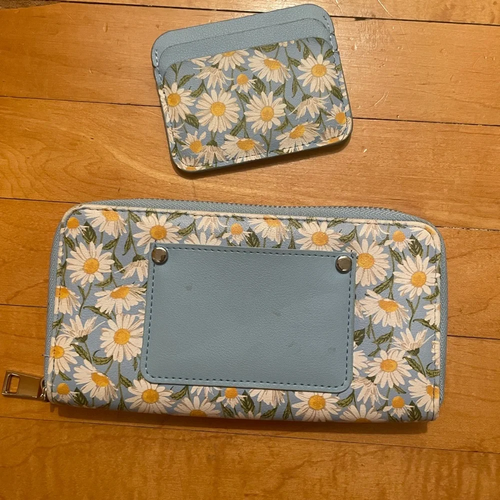 No Boundaries Light Blue Daisy Floral Zip Wallet and Card Holder Set